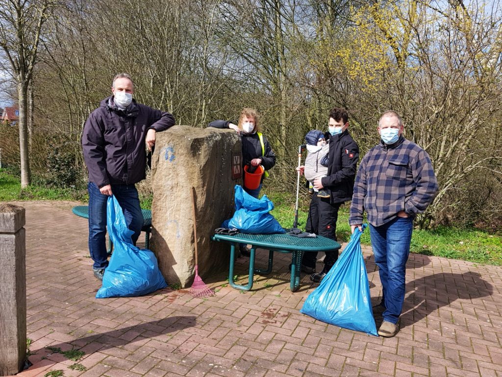 Nach getaner Arbeit präsentieren (von links) Thomas Deters, Hilke Exeriede, Sergej Belz (mit Sohn Jan) und Andreas Lucht die gefüllten Müllsäcke.