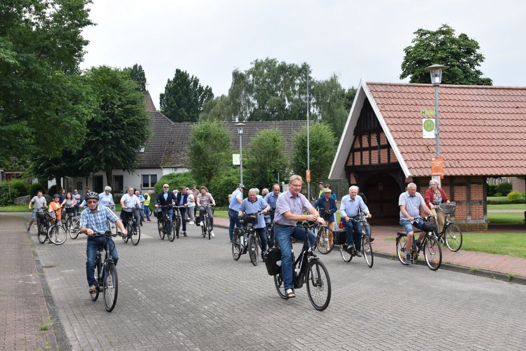 Viele Menschen starten gemeinsam zu einer Radtour.