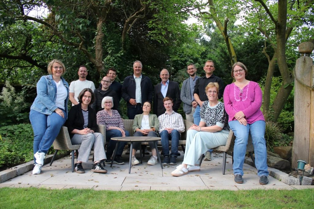 Gruppenfoto von 14 Kandidatinnen und Kandidaten