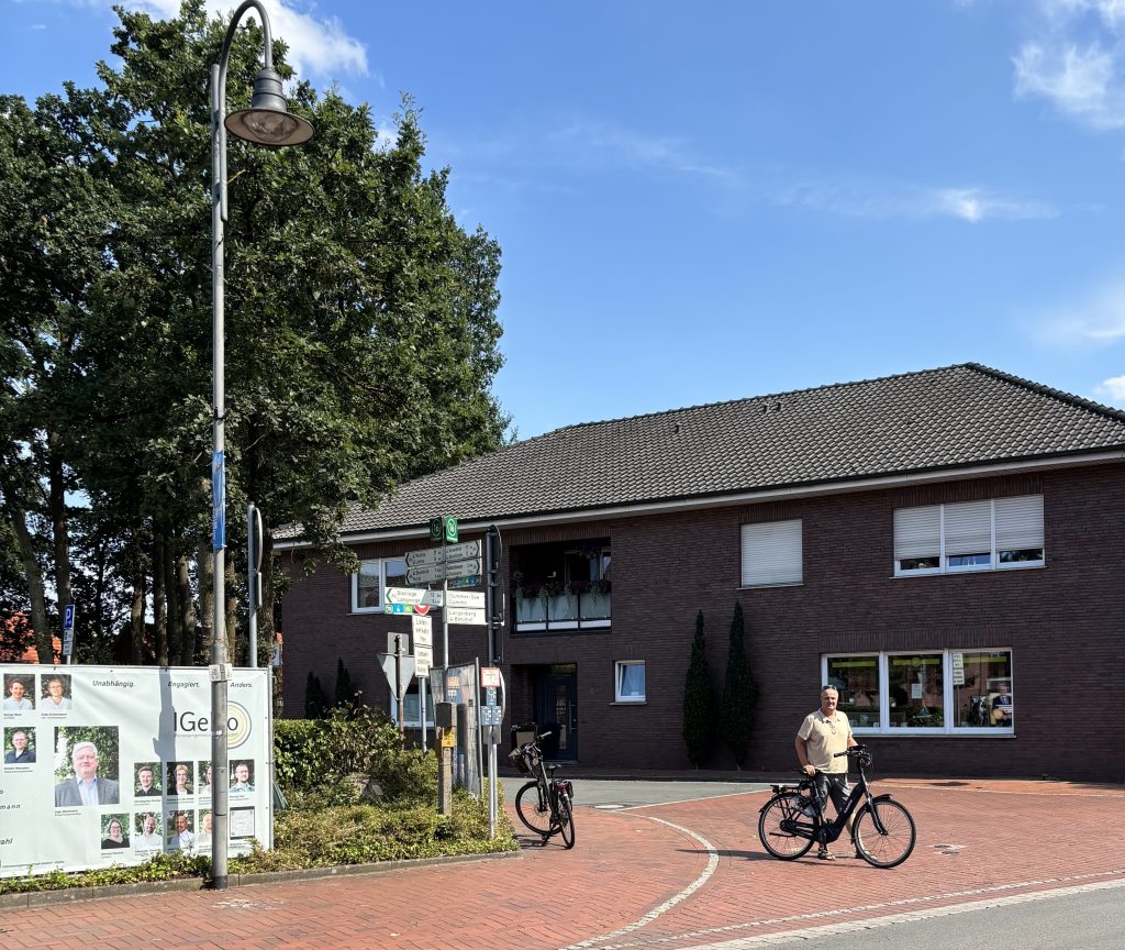 Ratsherr Thomas Deters mit Fahrrad an einer der von ihm gemeinten Problemstellen, an der Kreuzung Große Straße / Neuenkirchener Straße / Ostring.